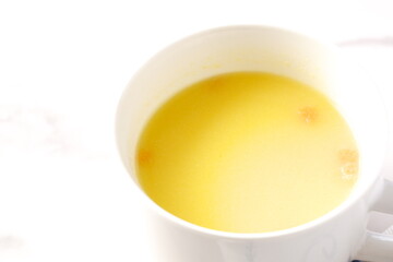 熱々のコーンクリームスープ
