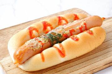 おいしそうなフランクフルトソーセージパン（ホットドッグ）
