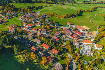 Die idyllisch gelegene Gemeinde Unterjoch im Allgäu im Luftbild