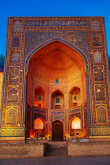 Obraz premium The ancient Mir-i-Arab madrasah in the night illumination at sunset.