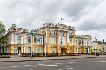 Obraz premium The building of the akimat (mayor's office) of the West Kazakhstan region, built in 1905, in the regional center of the city of Uralsk