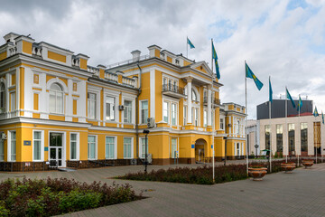 Obraz premium The building of the akimat (mayor's office) of the West Kazakhstan region, built in 1905, in the regional center of the city of Uralsk