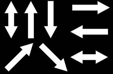 Sammlung von Pfeilen in weiß auf schwarz in alle Richtungen