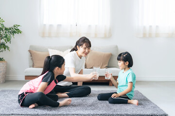 部屋で水を飲む親子