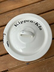 Alter Blechtopf als Aschenbecher