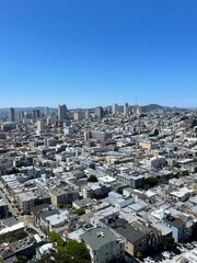 San Francisco von oben. Strahlend blauer Himmel, hinten stehen Hochhäuser vor Hügeln. Zahlreiche...