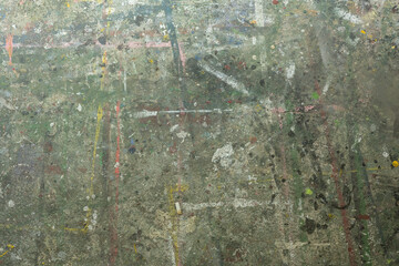 汚れた壁、スプレーで落書きされたコンクリートの壁、飛び散ったペンキ、吹き付けられたスプレー