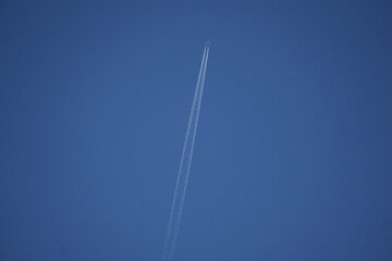 青空の飛行機雲