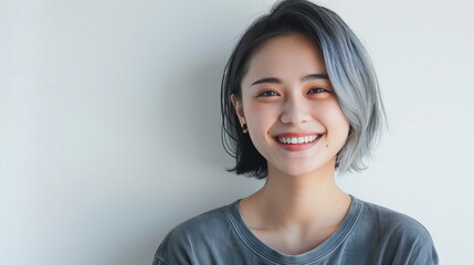 女性のヘアモデル 銀髪