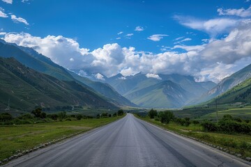 Naklejka premium Scenic mountain views on paved road under blue sky