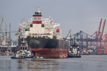 
MARITIME TRANSPORT - Bulk carrier sails to port with tugboats
