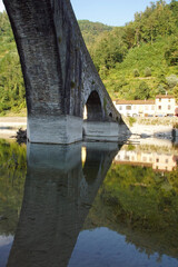 Fototapeta premium brdige with reflections in the river in borgo a mozzano near lucca