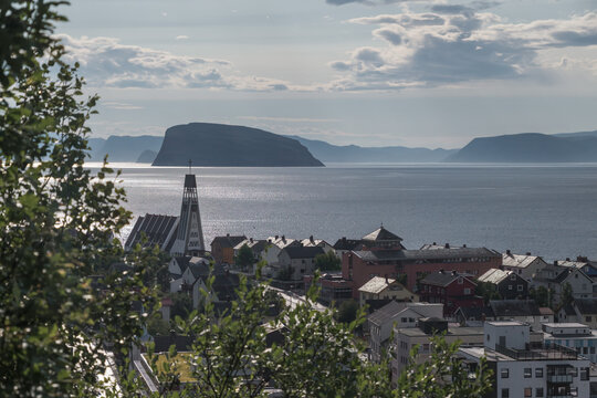 Blick auf Hammerfest mit Insel Haja im Gegenlicht
