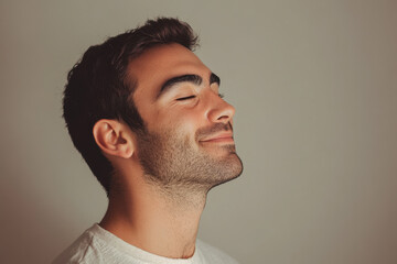Obraz premium A close up of a man's face with his eyes closed