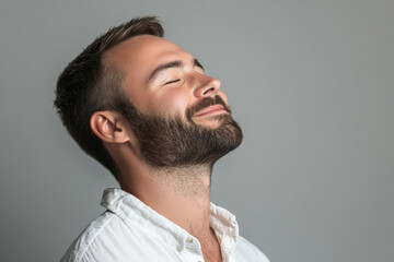 Obraz premium A close up of a man's face with his eyes closed