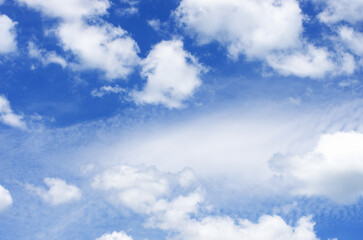 Obraz premium White clouds in blue sky