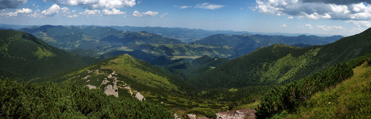 Naklejka premium panoramic view of rocky outcrops of the Chornohirsky Ridge, Carpathians, in the Carpathian mountains, Vukhaty Kamin, Ukraine
