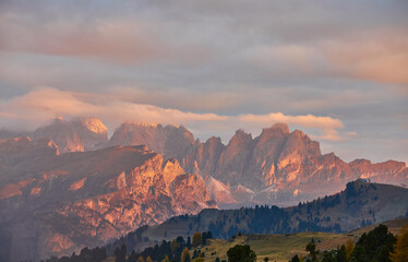 Naklejka premium Gorgeous morning scene in Compaccio village and bright larchs. Location place Dolomiti alps, Seiser Alm or Alpe di Siusi, South Tyrol, Italy, Europe.