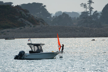 Planche à voile sur le littoral breton à Plougrescant - France