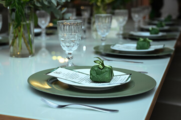 place setting for christmas, christmas table setting, table set for a wedding reception, interior of a restaurant, room interior, table setting at restaurant, table setting, wedding table setting