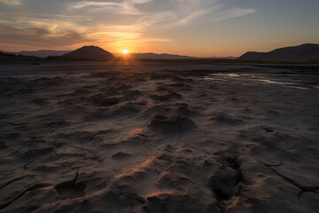 Obraz premium The evening sun reflected the parched, parched ground.