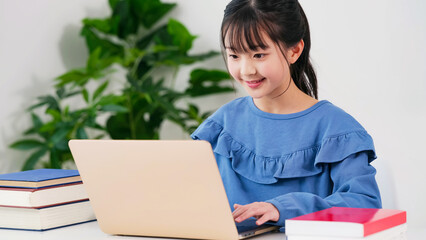 ノートパソコンを使う女の子