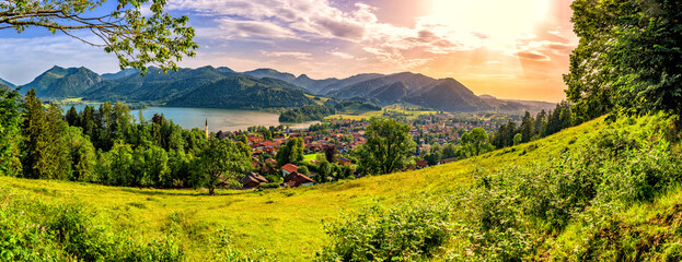 Stimmungsvolles  Abendpanorama mit Blick über Schliersee und der idyllischen Bergwelt in Oberbayern, Deutschland, Europa