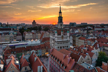 Obraz premium Amazing architecture of the Old Market Square in Poznan at sunset. Poland