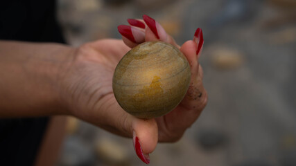 Piedra característica con betas sujetada por chica