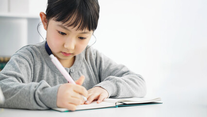 勉強する女の子