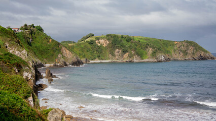 Playa asturias, contraste entre mar y montaña