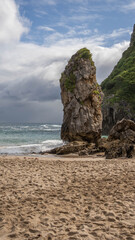 Piedra vertical espectacular en playa salvaje Asturias
