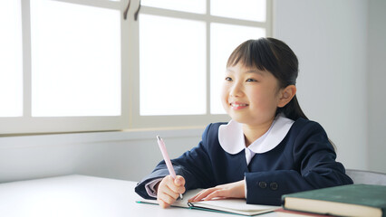 教室で勉強する女の子