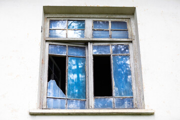 Fototapeta premium Old window with broken glass