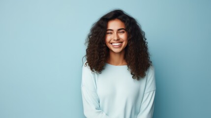 Obraz premium Young woman with long hair smiling 