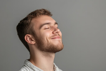 Obraz premium A close up of a man's face with his eyes closed