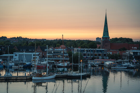 Hafen und Stadt Travem&uuml;nde L&uuml;beck bei Sonnenuntergang