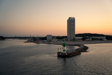 Hafen Travemünde Mit Leuchtturm und Hotel. Sonnenuntergang an der Ostsee