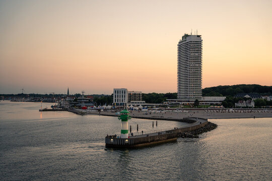 Hafen Travem&uuml;nde bei Sonnenuntergang mit Leuchtturm
