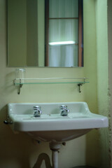 Lavabo en habitación de pensión