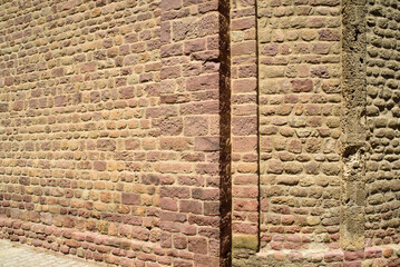 Esquina en pared de piedra de edificio monumental medieval