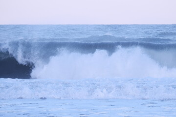 Naklejka premium wave breaking on the rocks