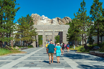 Tourists walking to the entrance of Mount Rushmore national monument, Rapid City, South Dakota, USA.