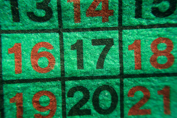 Tapete de casino con números rojos y negros