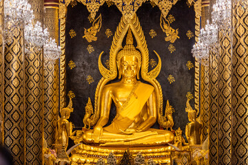 Wat Phra Si Rattana Mahathat Woramahawihan-Phitsanulok: August 9, 2024, Tourists, families with young children, making merit by giving alms in the morning, Mueang District, Thailand