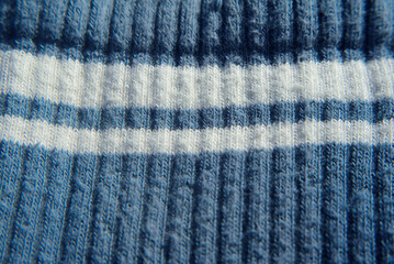 Rayas blancas en detalle de  calcetín azul
