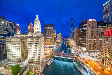 Obraz premium Night view of Chicago skyscrapers from city rooftop