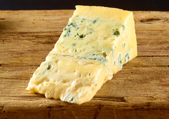 Gorganzola auf rustikalem Fond, Käse, Blauschimmelkäse, 