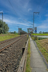 Eisenbahnbrücke über die Leda mit schmalem Fußweg