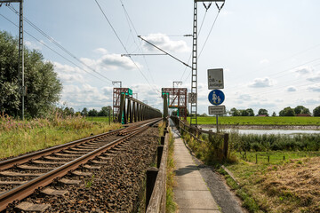 Eisenbahnbrücke über die Leda mit schmalem Fußweg